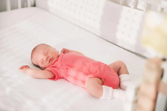 Newborn baby sleeping safely on their back in a cozy crib — promoting safe infant sleep practices with tips from coolhot.store’s blog. Learn how to protect your baby’s sleep with expert-backed advice and discover tools like the Baby Monitor COOLHOT